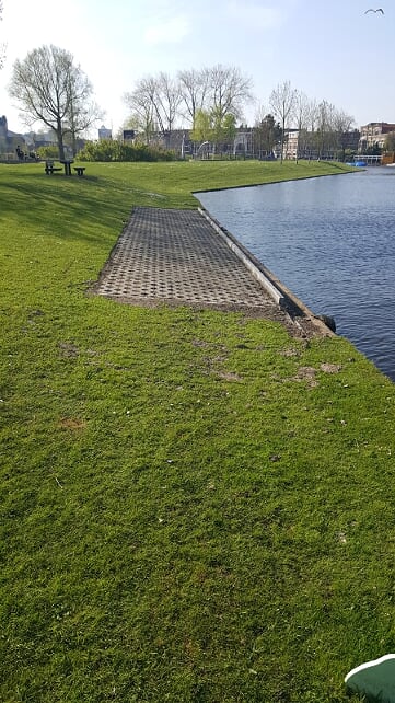 Vissteiger voor minder validen in het Huigpark